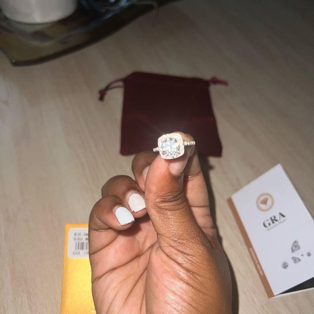 Stunning Silver Ring with Sparkling Gemstone